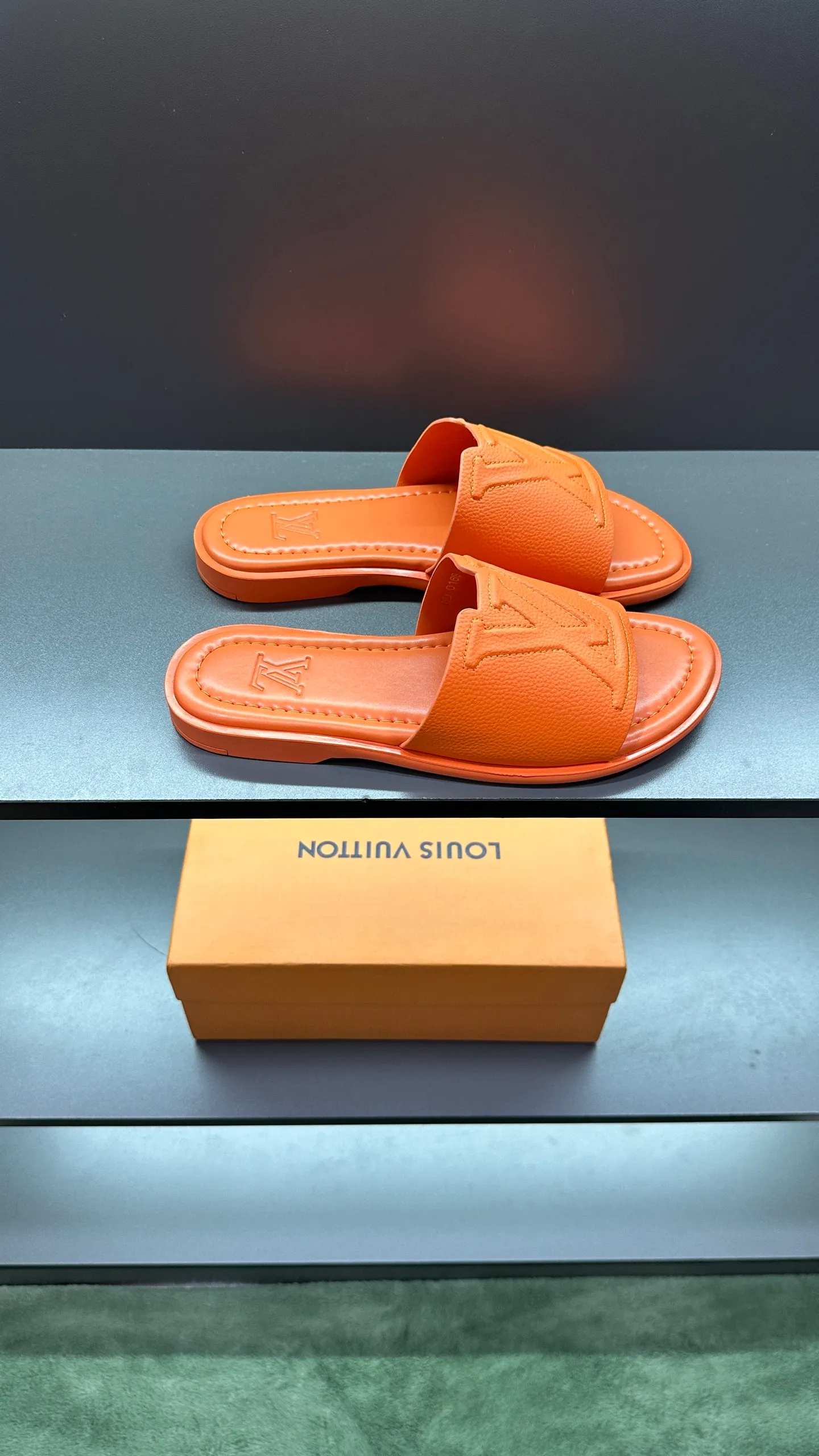 P300 🔍LV Men's Spring and Summer Slippers Counter Synchronization. The uppers are imported cowhide fabrics from Italy, with logo graphics and high-quality craftsmanship. Soles: original soles specially provided by the original factory. Exclusive movable molded soles are super comfortable. Original factory follow-up orders. 🔍🔍High quality. You can enter and leave the counter at will. Welcome to compare. Code number 38-45 No. 058